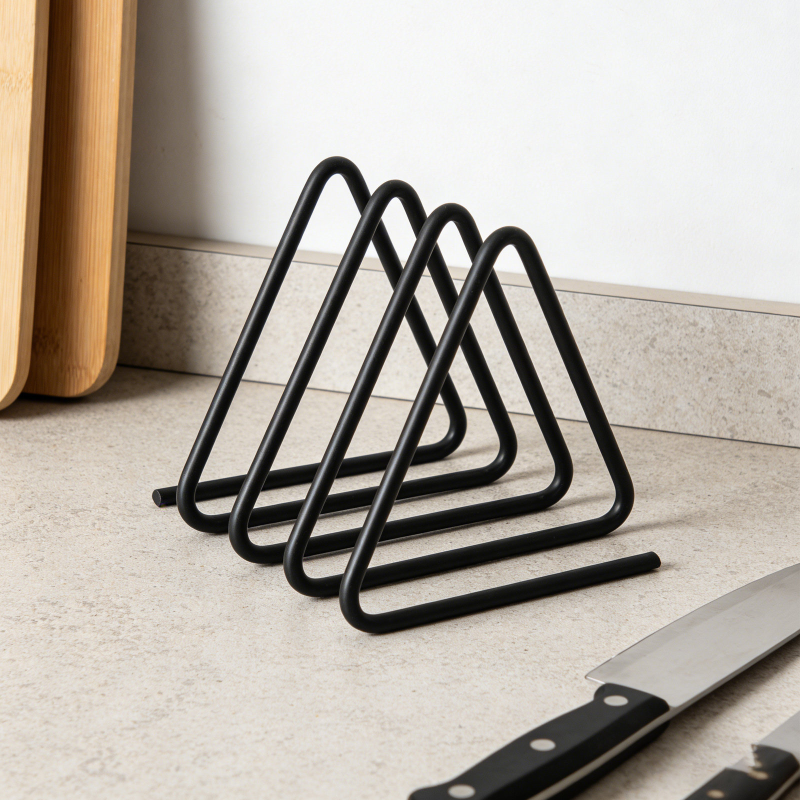 Kitchen Baking Sheet Organizer - Porta-taglieri triangolare in metallo nero, antiscivolo,